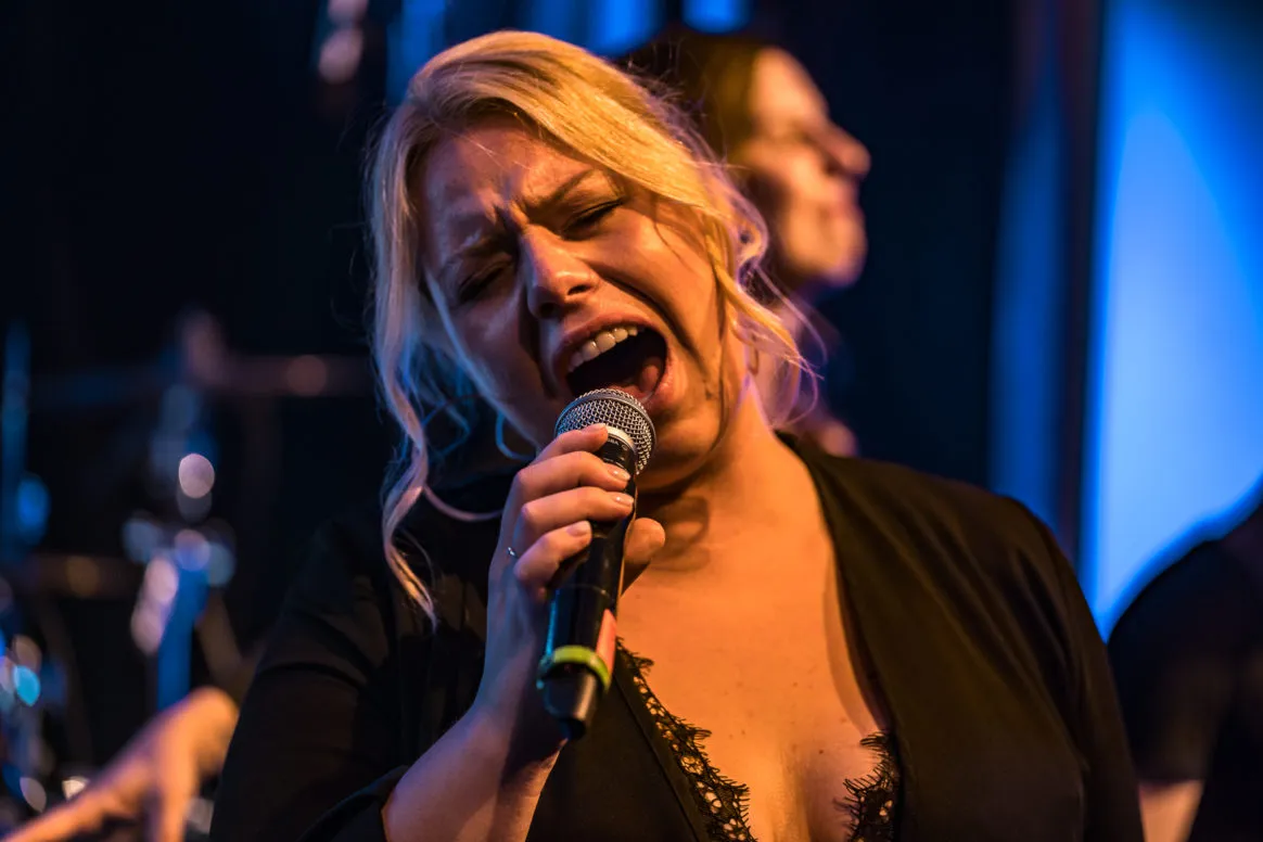 Hochzeitssängerin Leslie bei der Gala, professionelle Live-Performance, musikalische Begleitung.